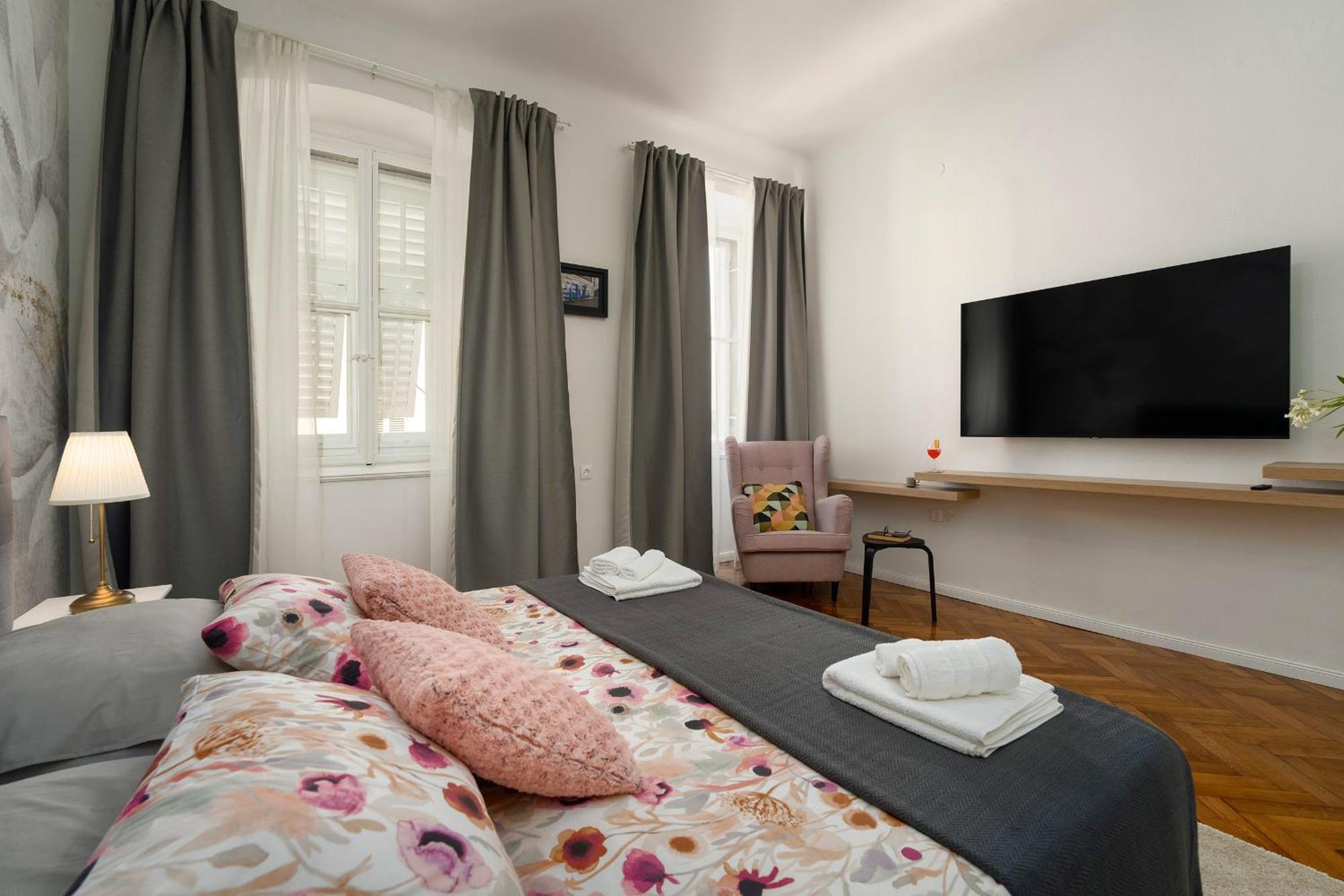 Romeo And Juliet Apartment With Balcony And Sea View Poreč Eksteriør bilde