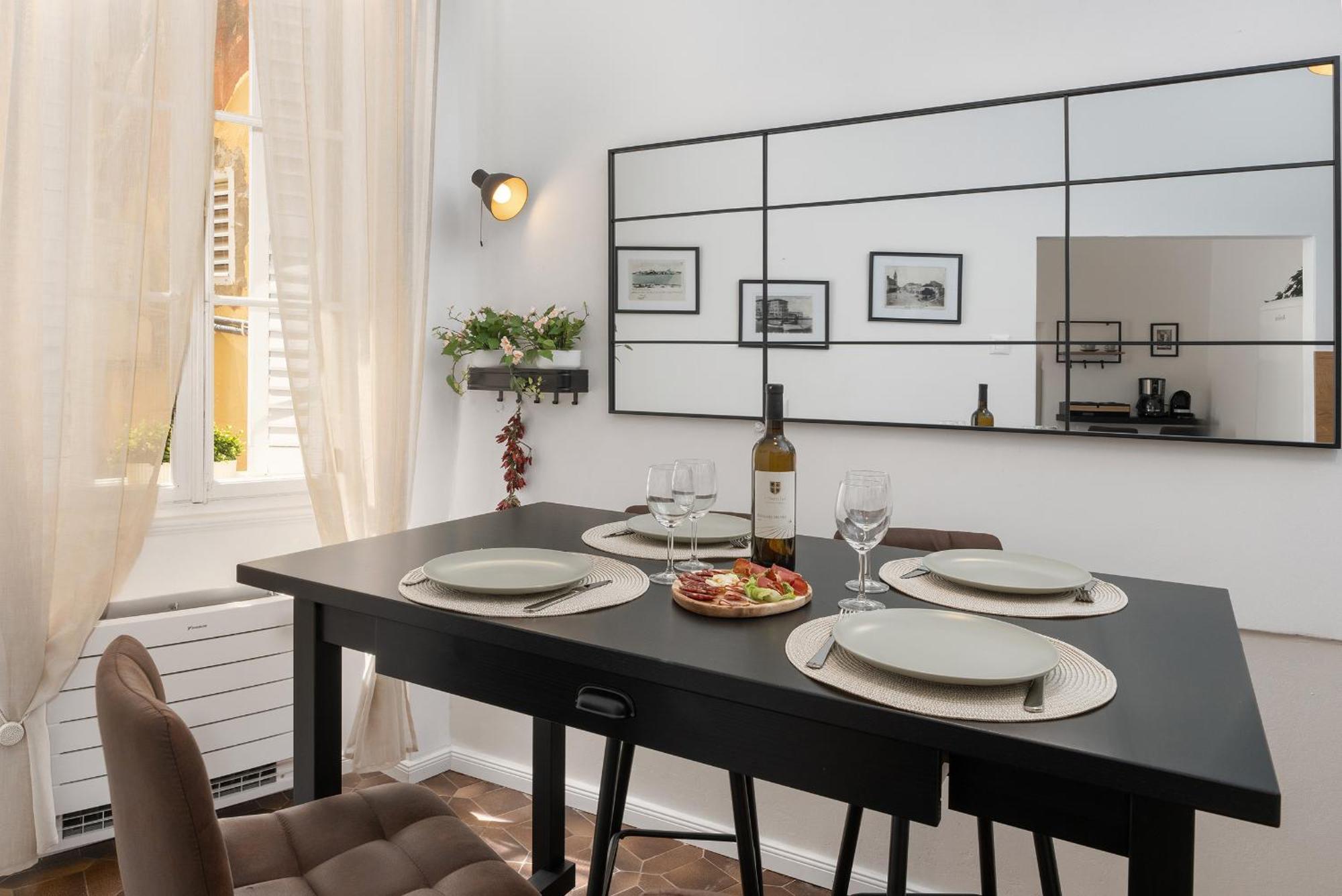 Romeo And Juliet Apartment With Balcony And Sea View Poreč Eksteriør bilde