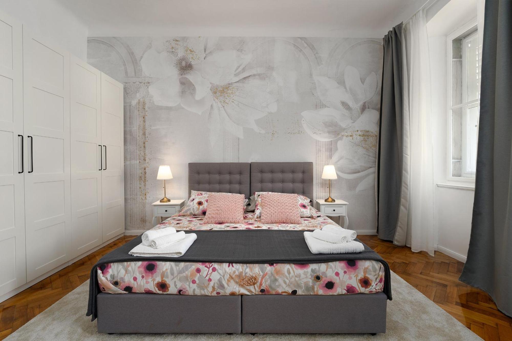 Romeo And Juliet Apartment With Balcony And Sea View Poreč Eksteriør bilde